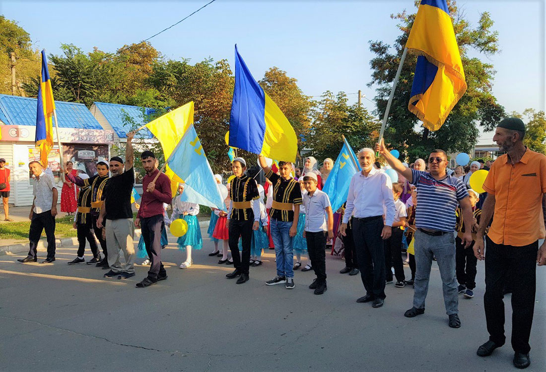 Мусульмане массово вышли на улицы Геническа в День Независимости Украины